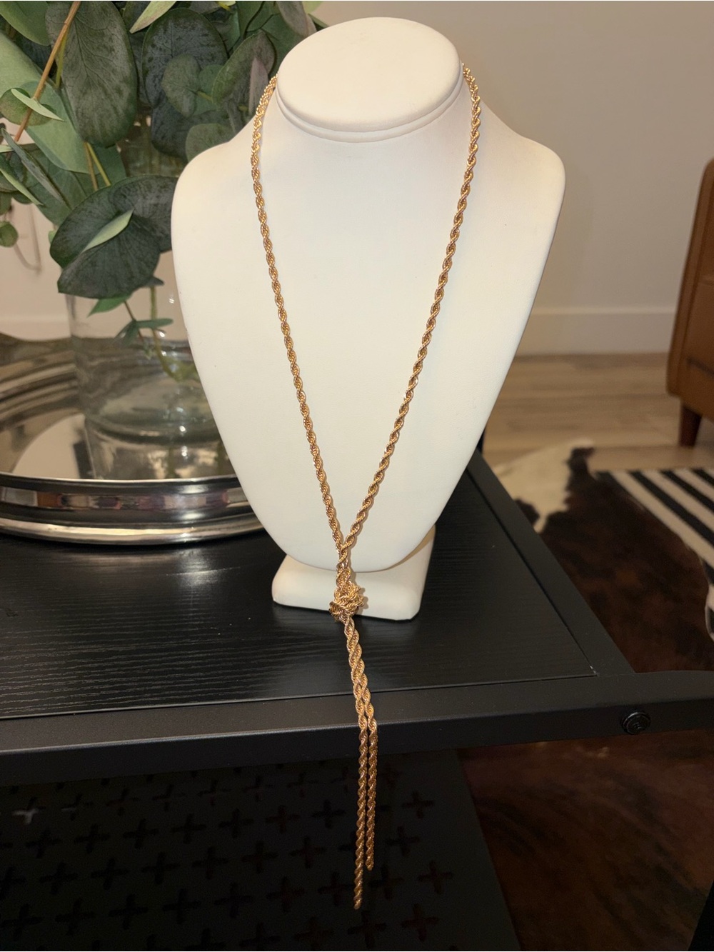 Gold toned knotted lariat-style rope chain necklace total length 30”